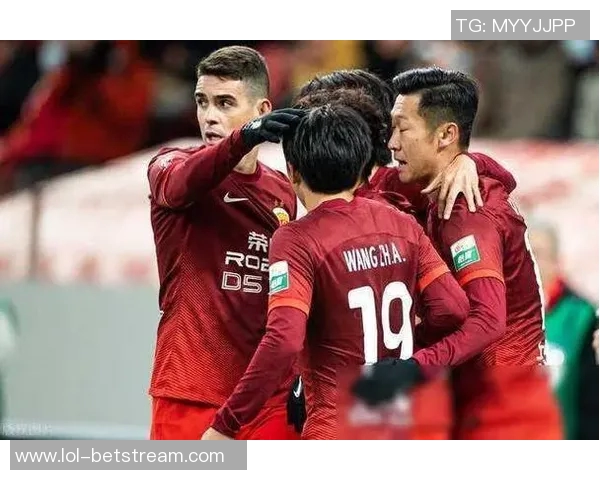 欧冠激战巴萨险胜里昂四比三转会传闻引发球迷热议