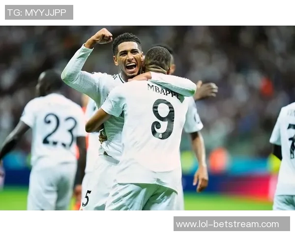 国王杯精彩对决曼联3-0战胜皇马乌龙球引发全场热烈欢呼