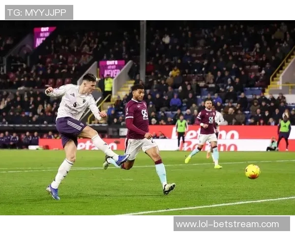 德甲激战波尔图险胜里昂乌龙球引发全场争议与热议