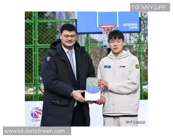 政协姚明摔倒引发热议网友热议运动员的身体素质与安全问题