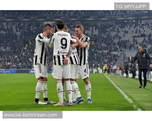 那不勒斯在足总杯中以3-0战胜尤文图斯补时进球引发全场狂欢