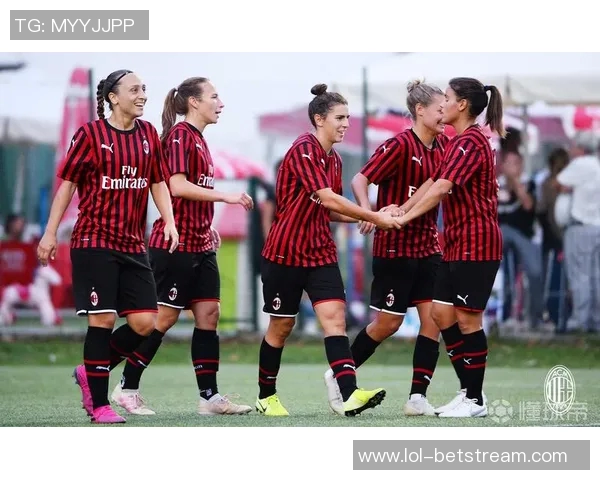 友谊赛精彩回顾：那不勒斯大胜里昂红牌事件引发全场热议